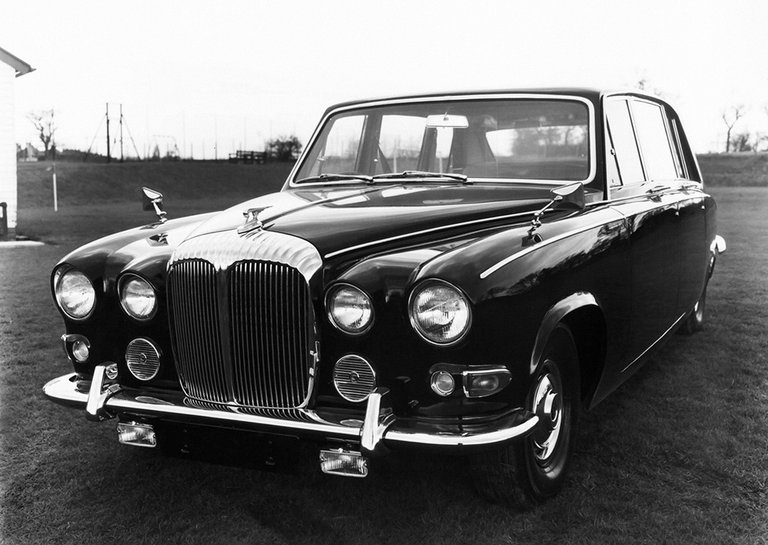 Read more about the article Daimler DS420 Limo