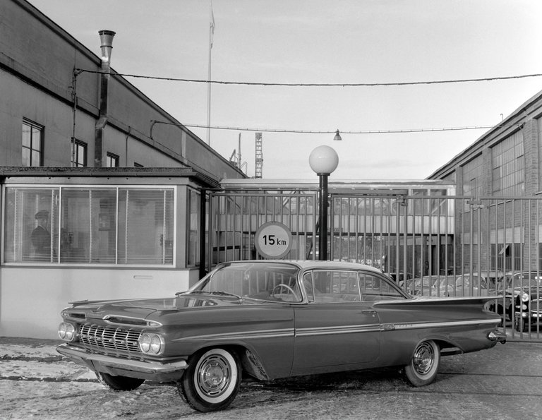 Read more about the article Chevrolet Impala 2 Door Hardtop