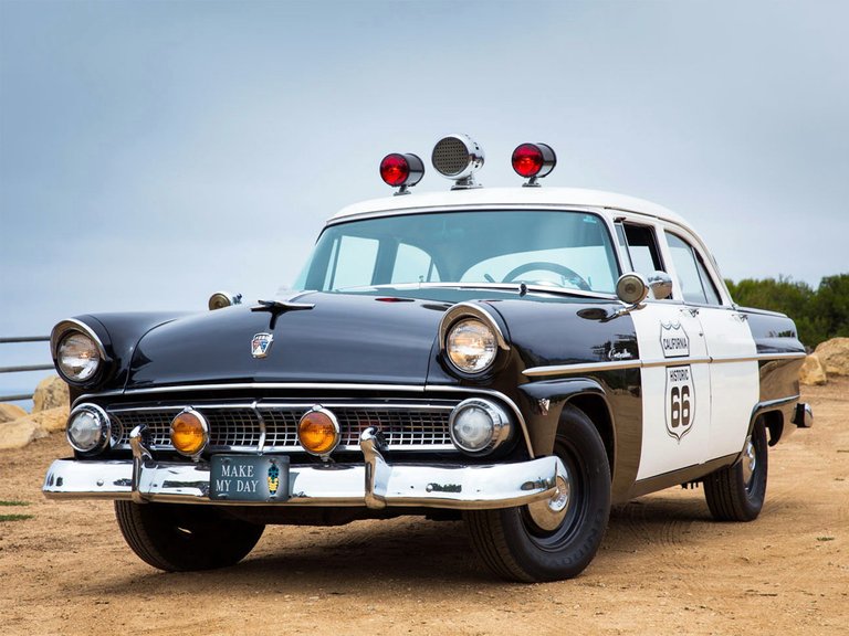 Read more about the article Ford Customline Sedan