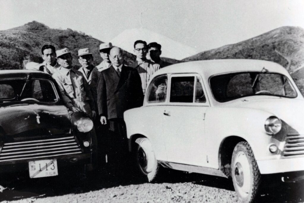 Michio Suzuki and the development team with the Suzulight in 1954