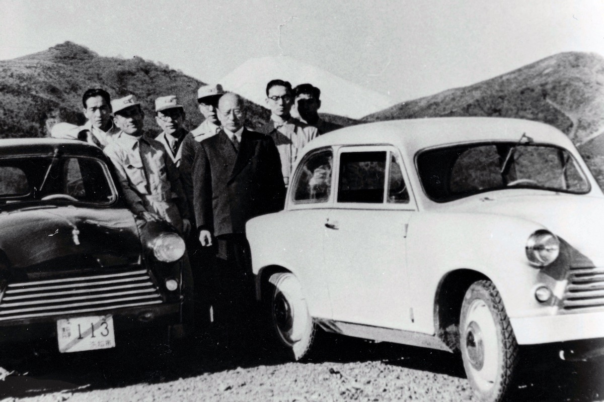 Michio Suzuki and the development team with the Suzulight in 1954