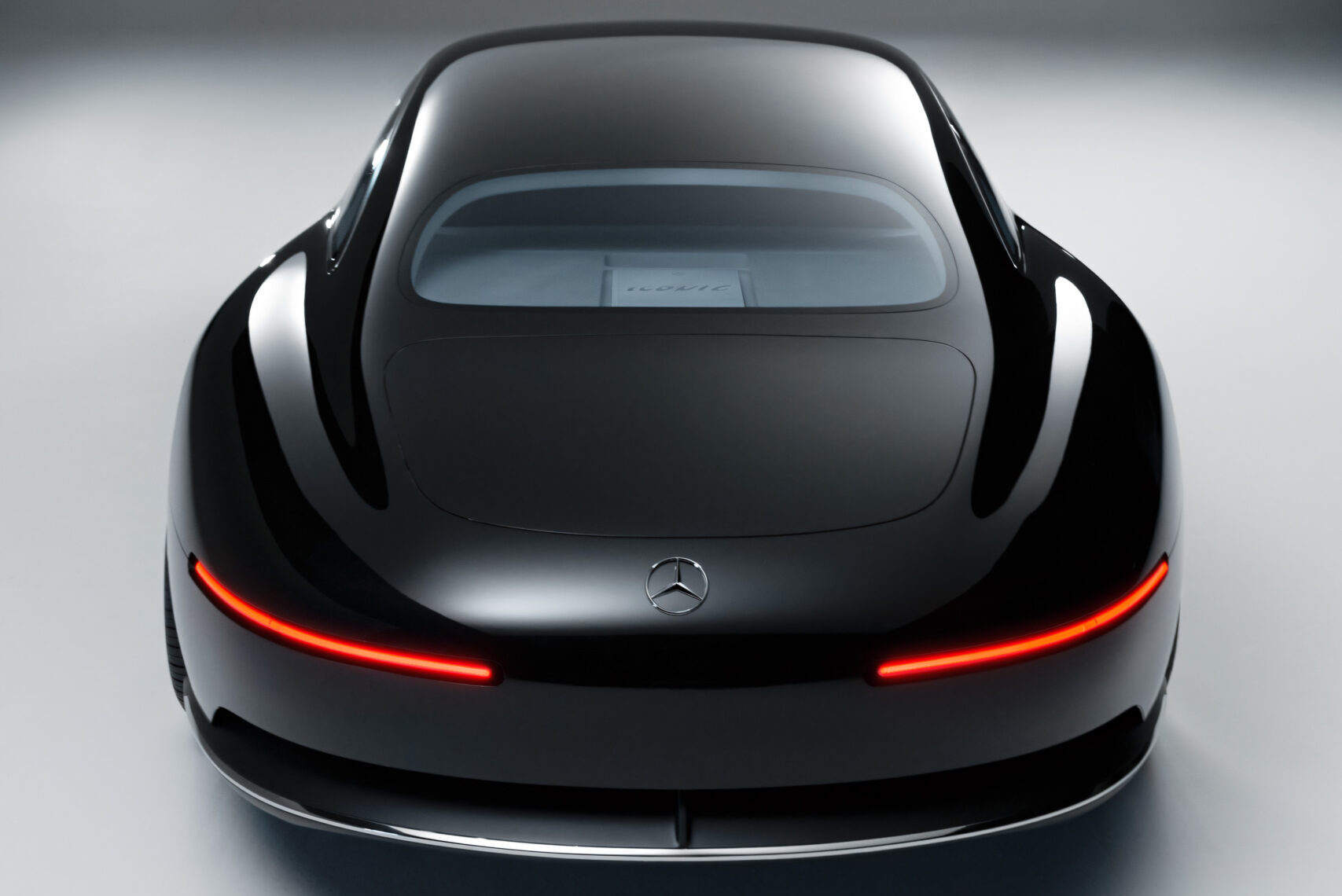 Mercedes-Benz Vision Iconic: Das skulpturale Exterieur in tiefschwarzer Hochglanzlackierung. Mercedes-Benz Vision Iconic: The sculptural exterior in deep black high-gloss finish.