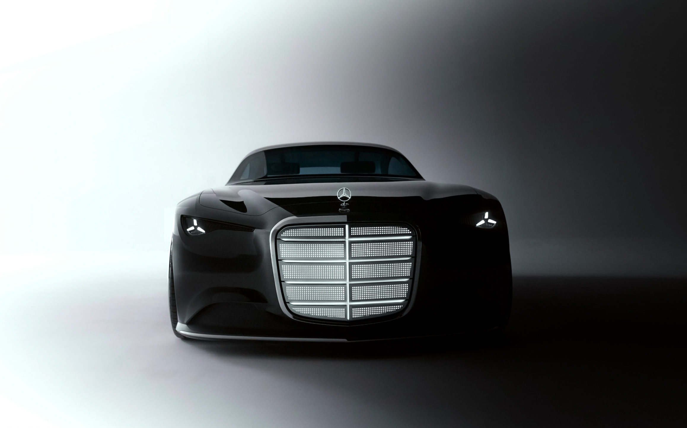 Mercedes-Benz Vision Iconic: Das skulpturale Exterieur in tiefschwarzer Hochglanzlackierung. Mercedes-Benz Vision Iconic: The sculptural exterior in deep black high-gloss finish.