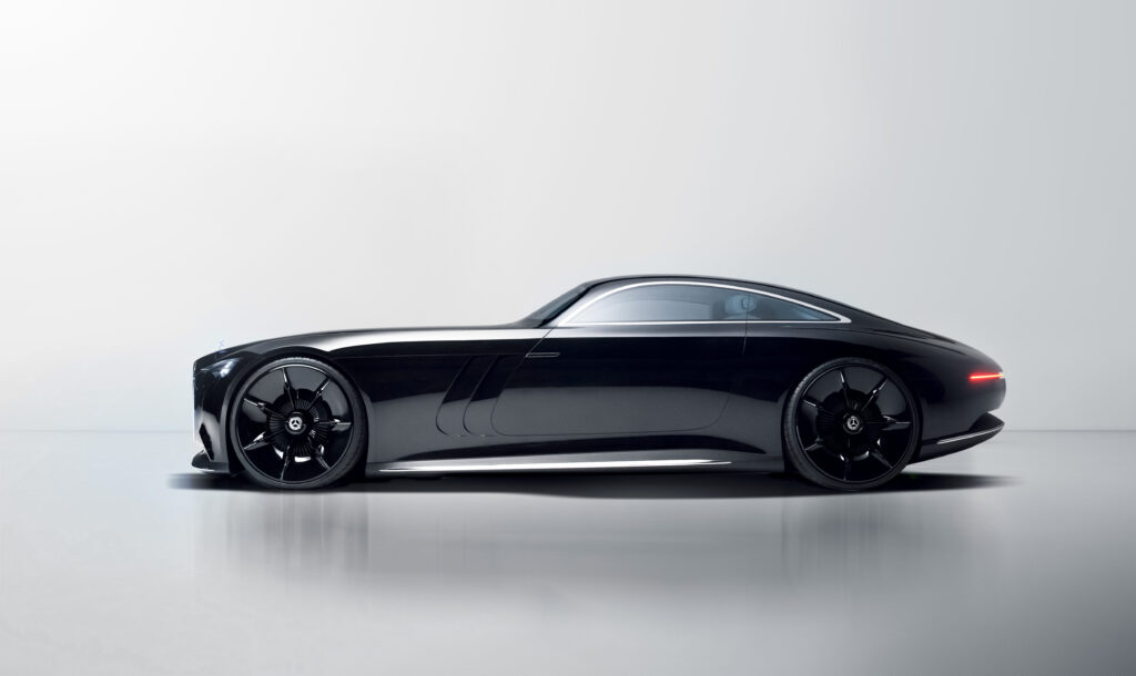 Mercedes-Benz Vision Iconic: Das skulpturale Exterieur in tiefschwarzer Hochglanzlackierung. Mercedes-Benz Vision Iconic: The sculptural exterior in deep black high-gloss finish.