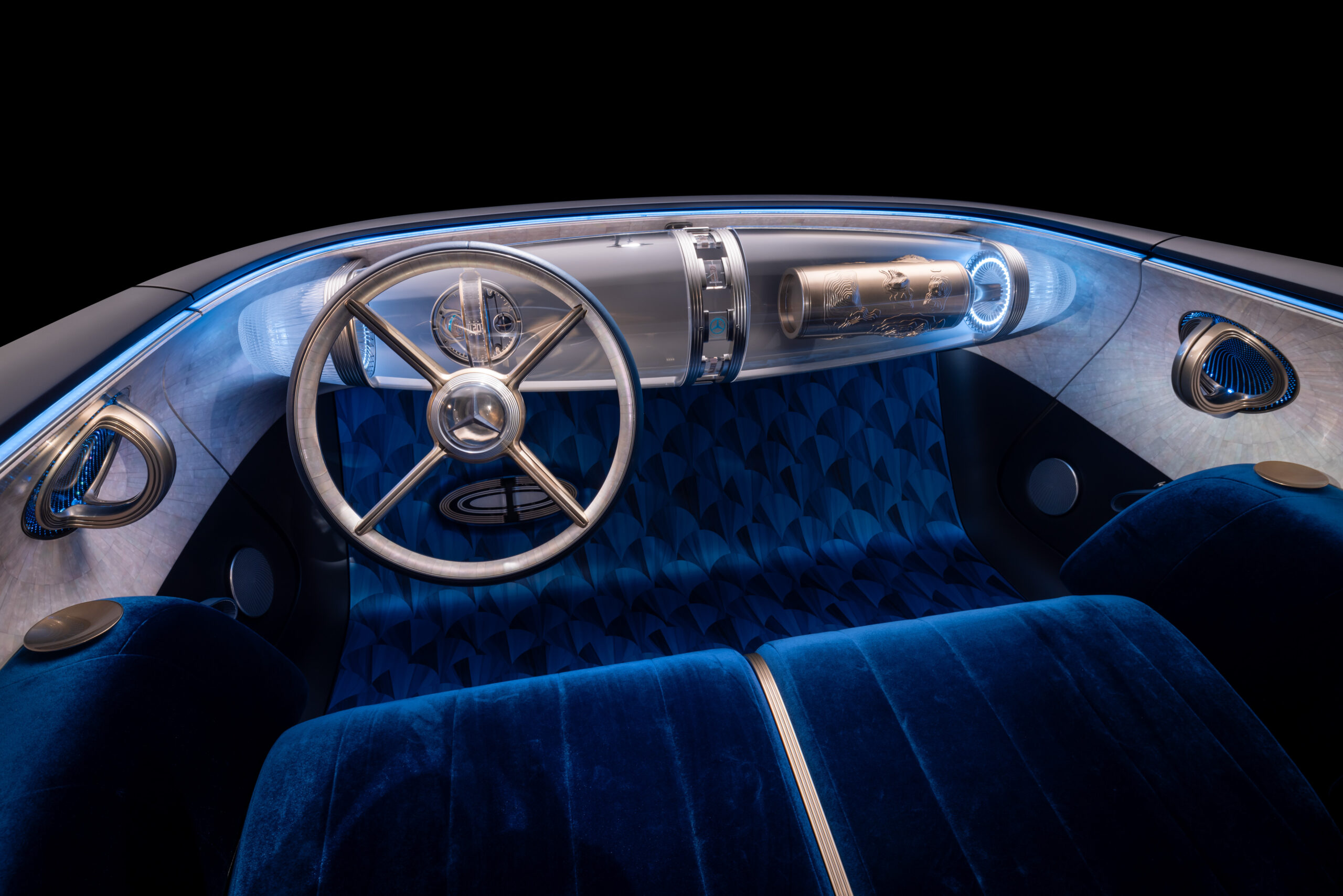 Hyper-analoges Interieur mit Lounge-Komfort für eine neue Art des Reisens. Hyper-analog interior with lounge comfort for a new way of traveling.