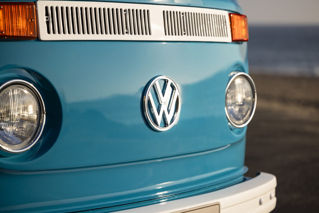1977 Volkswagen T2 Bus Azul
