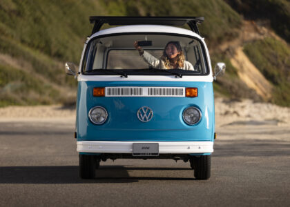 1977 Volkswagen T2 Bus Azul