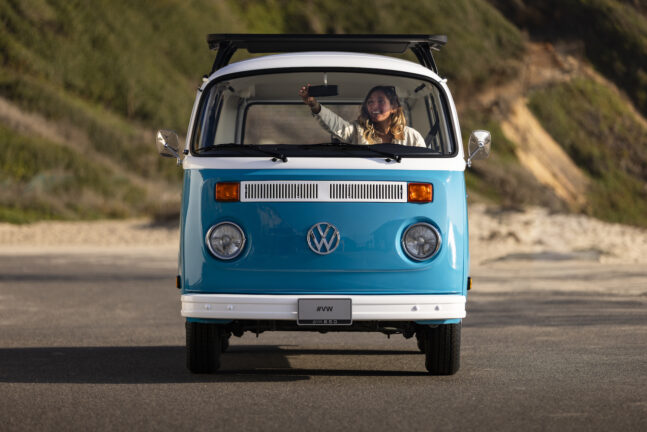 1977 Volkswagen T2 Bus Azul