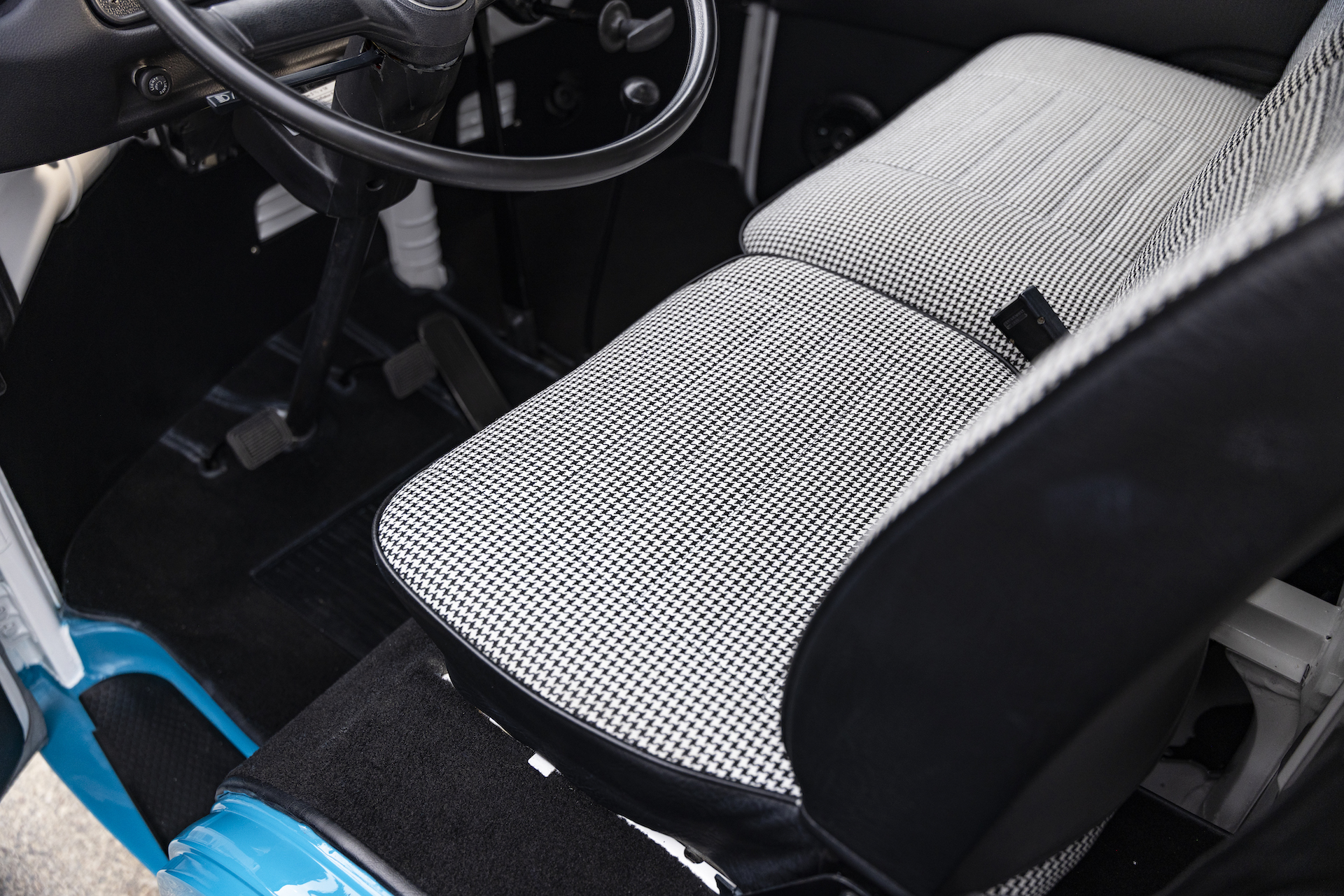 1977 Volkswagen T2 Bus Azul