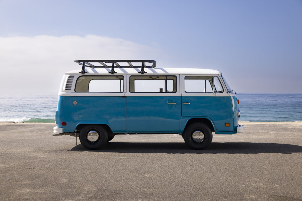 1977 Volkswagen T2 Bus Azul