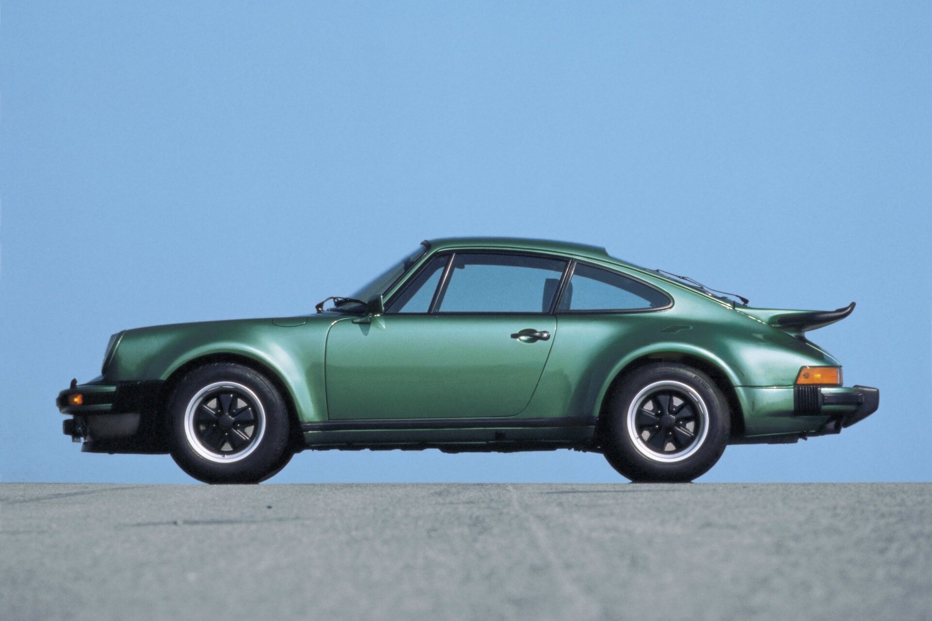 911 Turbo: Fuel consumption* combined (WLTP) 12.3 – 12.0 l/100 km, CO₂ emissions* combined (WLTP) 279 – 271 g/km, CO₂ class G , CO₂ class weighted combined G