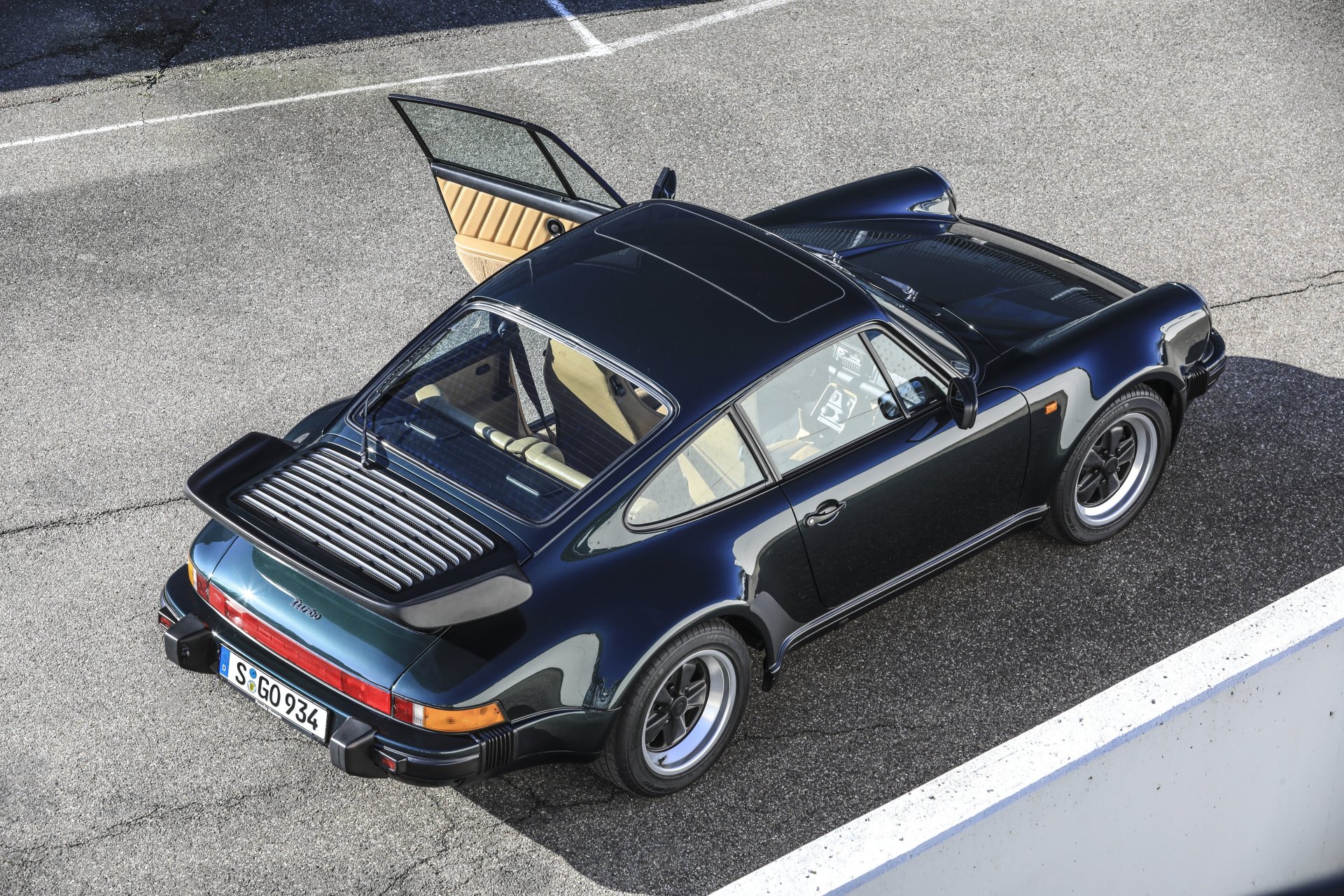 911 Turbo: Fuel consumption* combined (WLTP) 12.3 – 12.0 l/100 km, CO₂ emissions* combined (WLTP) 279 – 271 g/km, CO₂ class G , CO₂ class weighted combined G