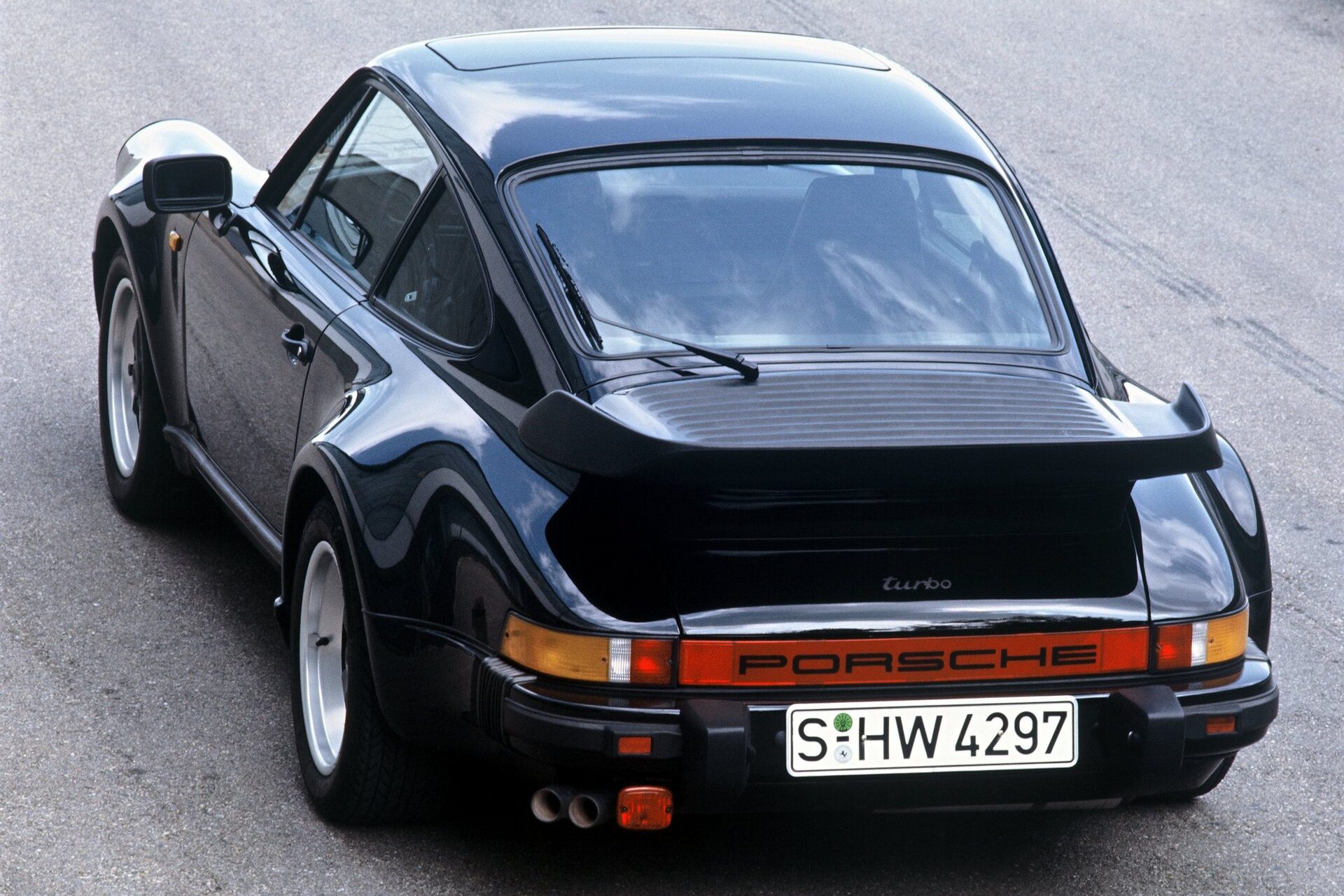 911 Turbo: Fuel consumption* combined (WLTP) 12.3 – 12.0 l/100 km, CO₂ emissions* combined (WLTP) 279 – 271 g/km, CO₂ class G , CO₂ class weighted combined G