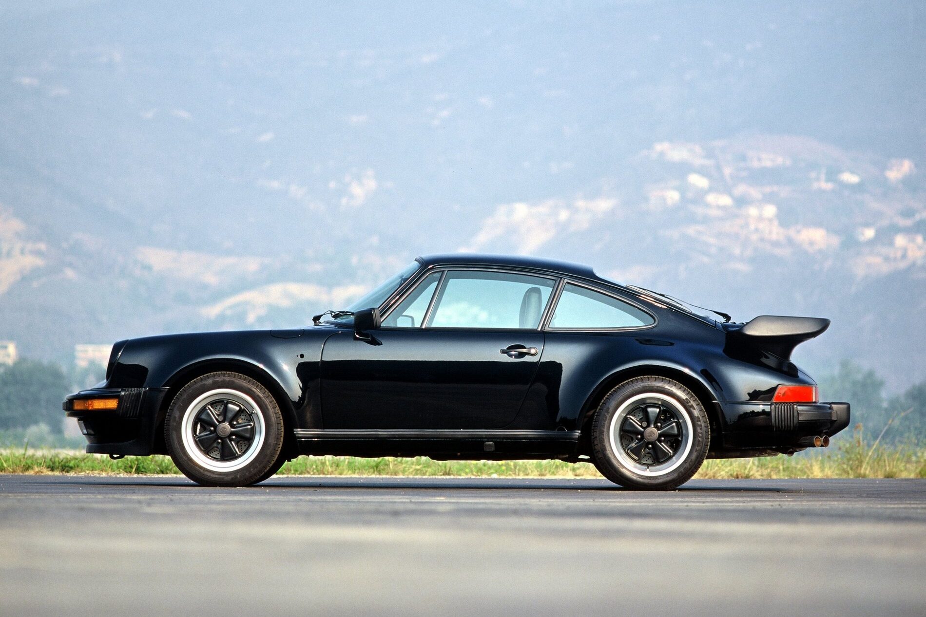 911 Turbo: Fuel consumption* combined (WLTP) 12.3 – 12.0 l/100 km, CO₂ emissions* combined (WLTP) 279 – 271 g/km, CO₂ class G , CO₂ class weighted combined G