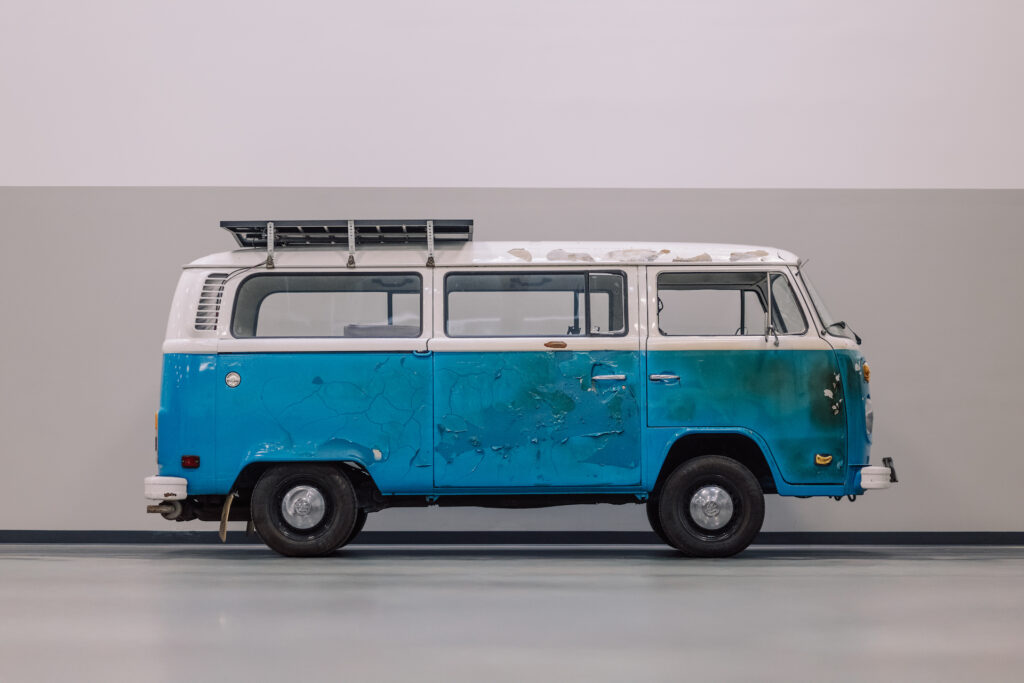 1977 Volkswagen T2 Bus Azul