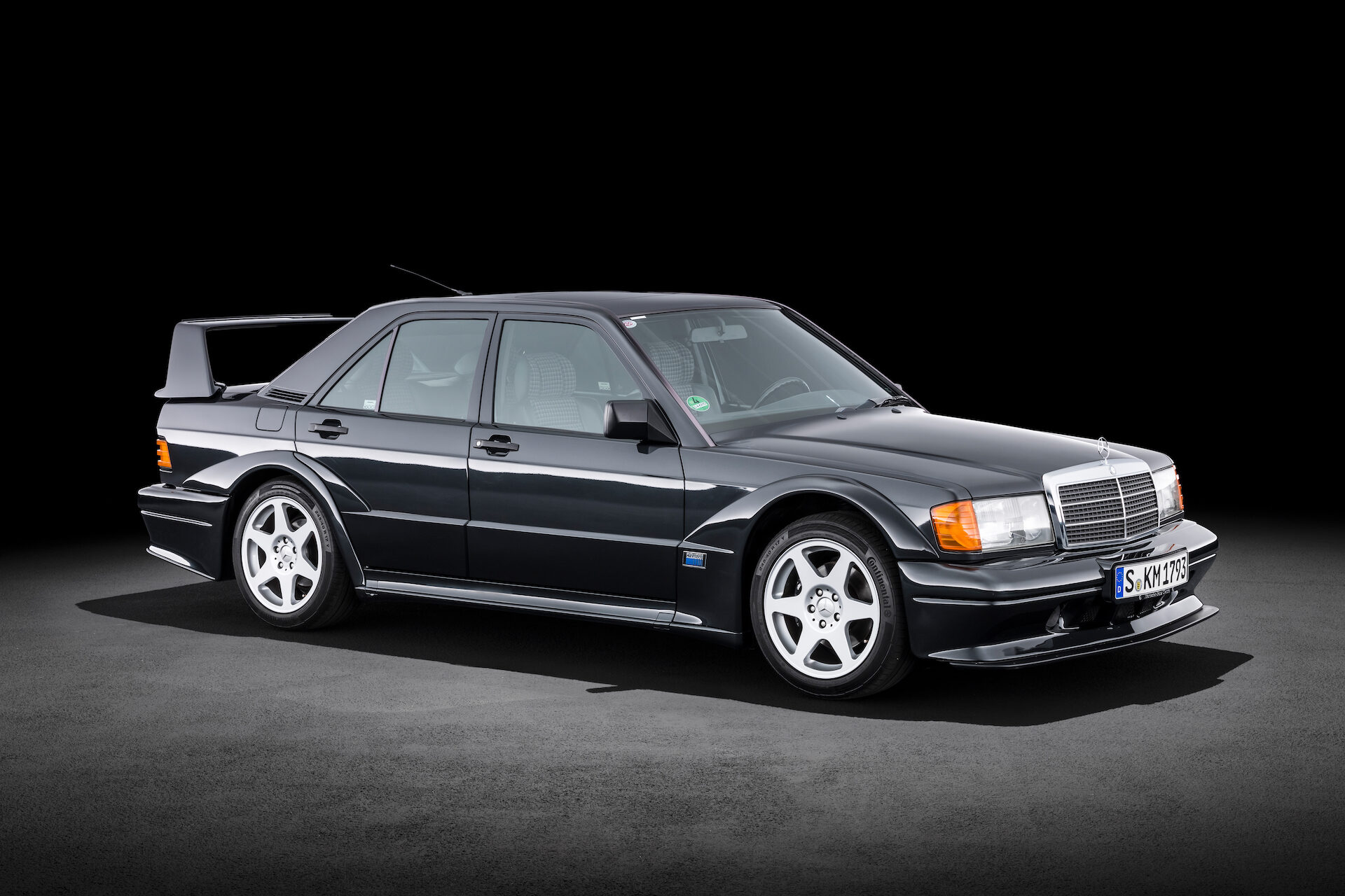 Mercedes-Benz 190 E 2.5-16 Evolution II (W 201, 1990). Studioaufnahme von rechts vorn. Mercedes-Benz 190 E 2.5-16 Evolution II (W 201, 1990). Studio shot from the front right.