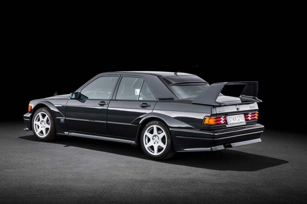Mercedes-Benz 190 E 2.5-16 Evolution II (W 201, 1990). Studioaufnahme von links hinten. Mercedes-Benz 190 E 2.5-16 Evolution II (W 201, 1990). Studio shot from the rear left.