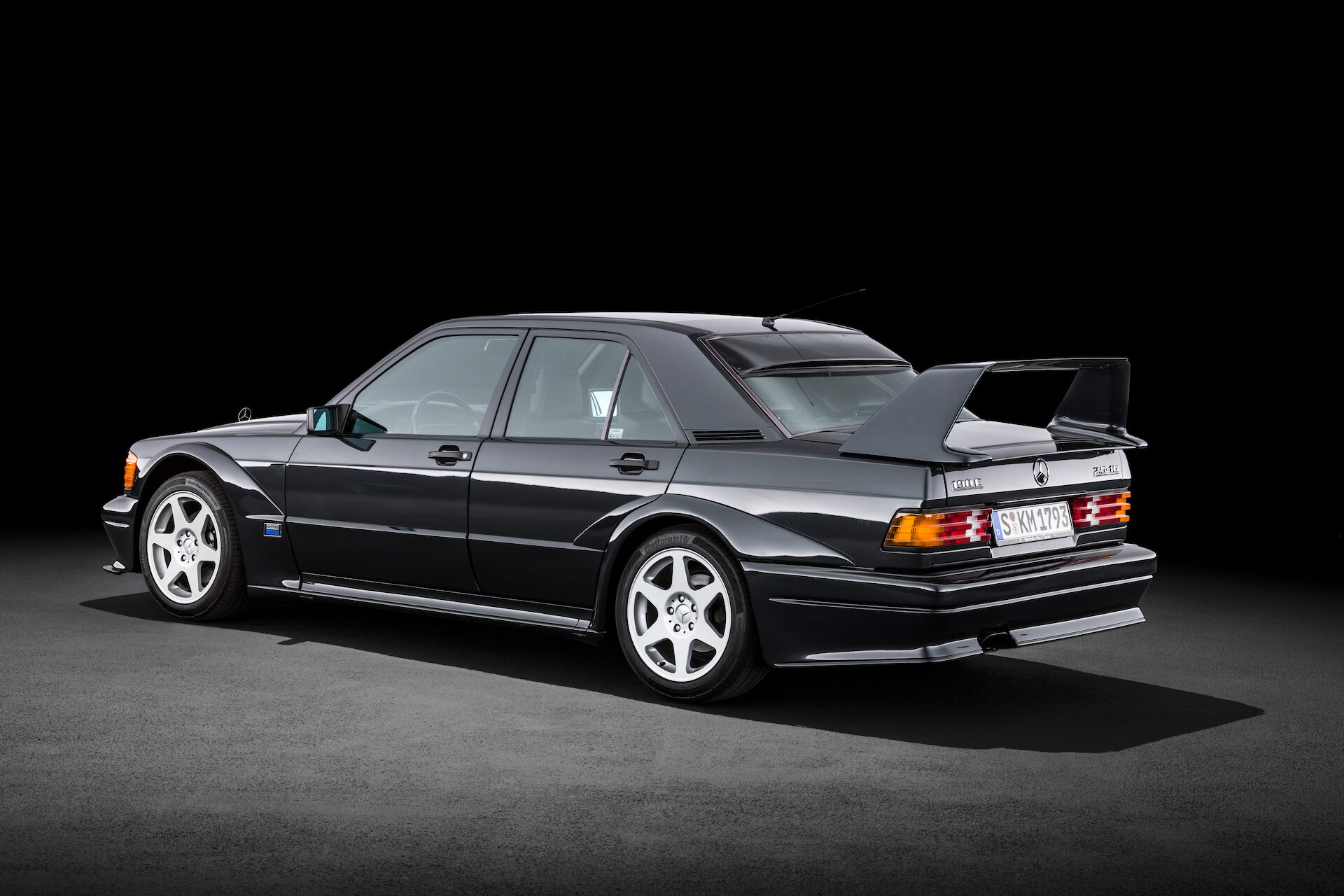 Mercedes-Benz 190 E 2.5-16 Evolution II (W 201, 1990). Studioaufnahme von links hinten. Mercedes-Benz 190 E 2.5-16 Evolution II (W 201, 1990). Studio shot from the rear left.