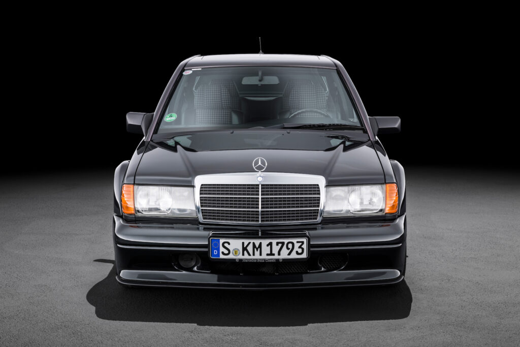 Mercedes-Benz 190 E 2.5-16 Evolution II (W 201, 1990). Studioaufnahme von vorn. Mercedes-Benz 190 E 2.5-16 Evolution II (W 201, 1990). Studio shot from the front.