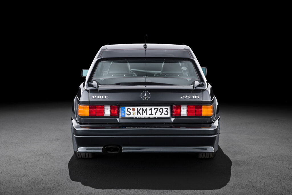 Mercedes-Benz 190 E 2.5-16 Evolution II (W 201, 1990). Studioaufnahme von hinten. Mercedes-Benz 190 E 2.5-16 Evolution II (W 201, 1990). Studio shot from the rear.