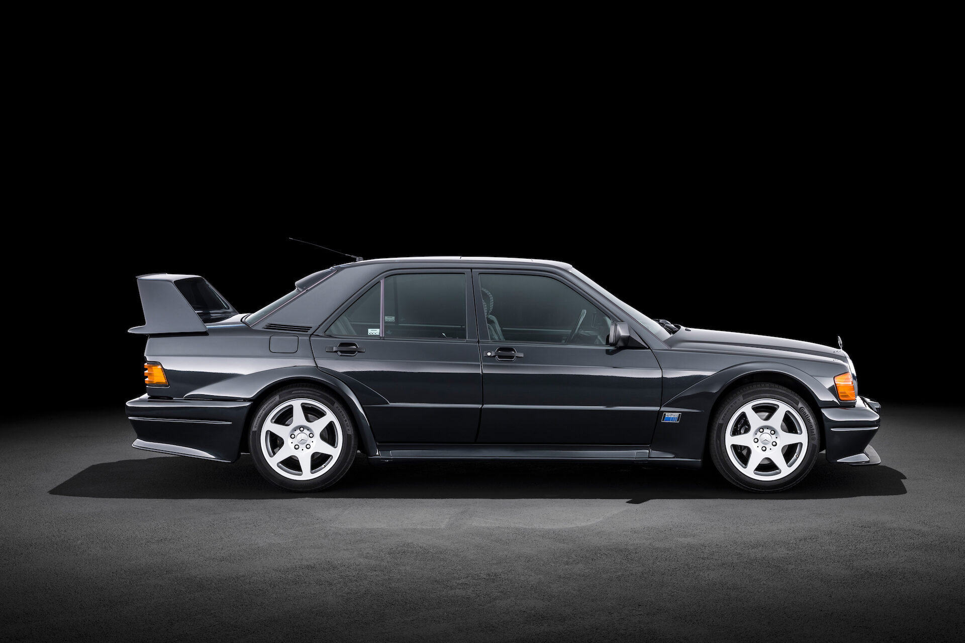 Mercedes-Benz 190 E 2.5-16 Evolution II (W 201, 1990). Studioaufnahme von rechts. Mercedes-Benz 190 E 2.5-16 Evolution II (W 201, 1990). Studio shot from the right.