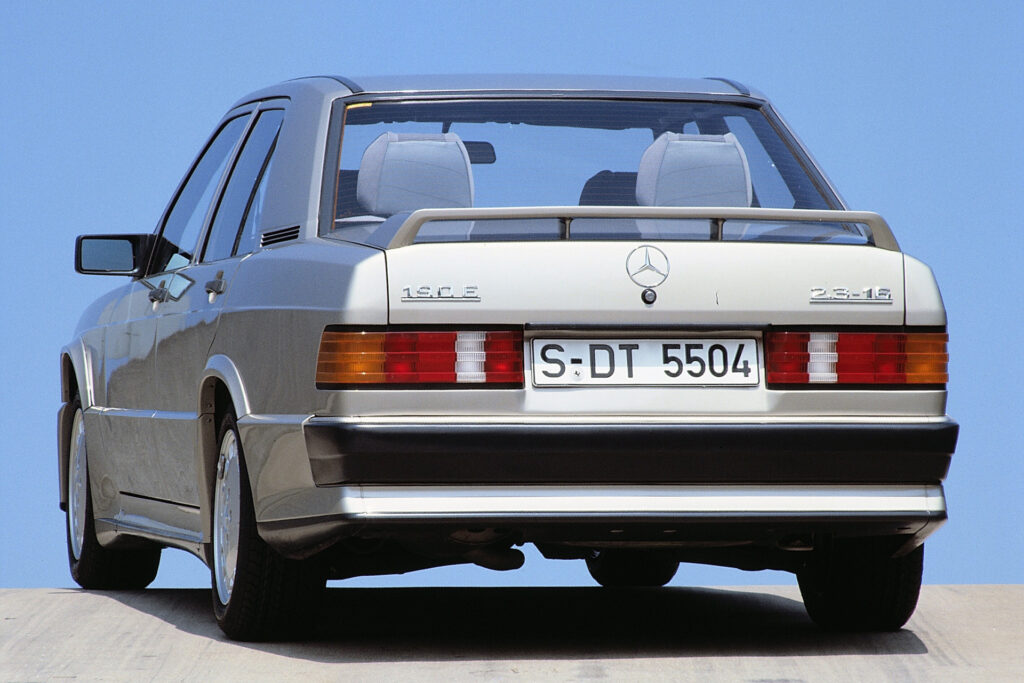 Mercedes-Benz 190 E 2.3-16 der Baureihe W 201 mit 136 kW (185 PS) Leistung (Produktionszeitraum 1984 bis 1988). Exterieurfoto von links hinten. (Fotosignatur der Mercedes-Benz Classic Archive: 83F186) Mercedes-Benz 190 E 2.3-16 of the W 201 model series with 136 kW (185 hp) output (production period 1984 to 1988). Exterior photo from rear left. (Photo signature in the Mercedes-Benz Classic archives: 83F186)