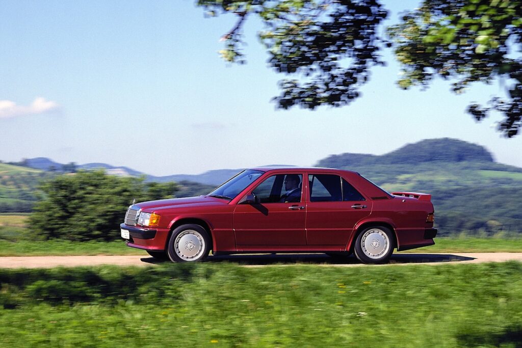 Mercedes-Benz 190 E 2.5-16 der Baureihe W 201 mit 143 kW (195 PS) Leistung (Produktionszeitraum 1988 bis 1993). Fahraufnahme von links. (Fotosignatur der Mercedes-Benz Classic Archive: 88F438) Mercedes-Benz 190 E 2.5-16 of the W 201 model series with 143 kW (195 hp) output (production period 1988 to 1993). Driving shot from left. (Photo signature in the Mercedes-Benz Classic archives: 88F438)