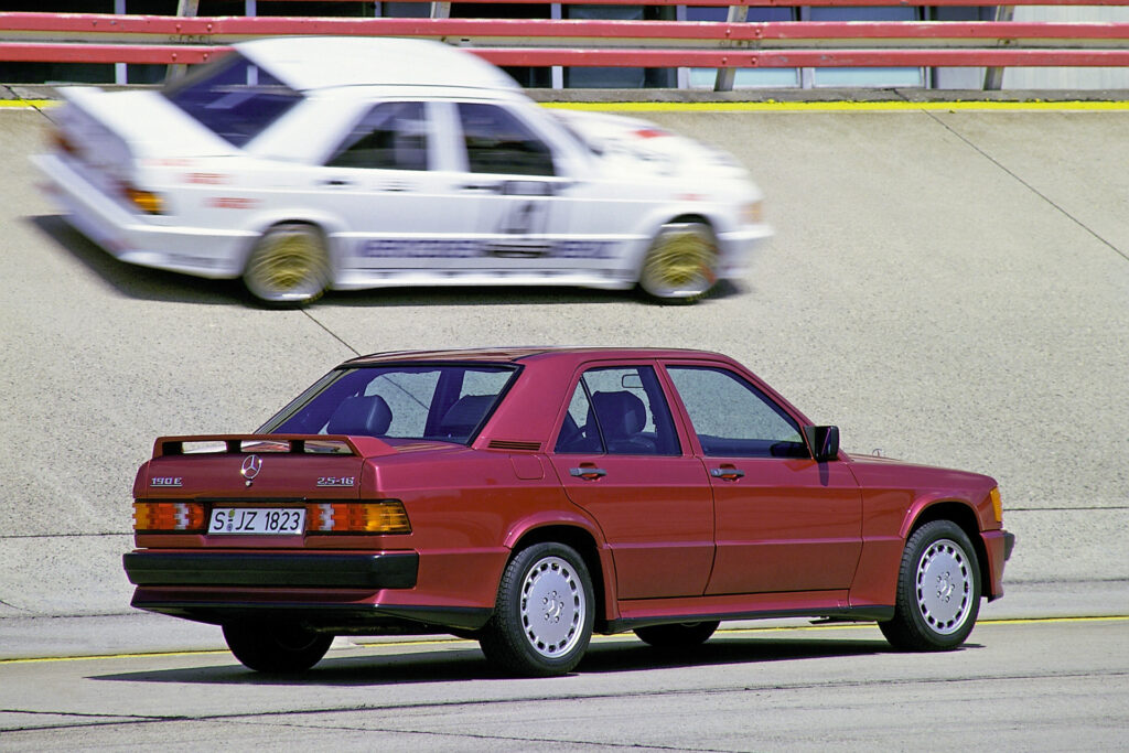 Mercedes-Benz 190 E 2.5-16 der Baureihe W 201 mit 143 kW (195 PS) Leistung (Produktionszeitraum 1988 bis 1993). Genrefoto von rechts hinten. (Fotosignatur der Mercedes-Benz Classic Archive: 88F441) Mercedes-Benz 190 E 2.5-16 of the W 201 model series with 143 kW (195 hp) output (production period 1988 to 1993). Genre photo from rear right. (Photo signature in the Mercedes-Benz Classic archives: 88F441)