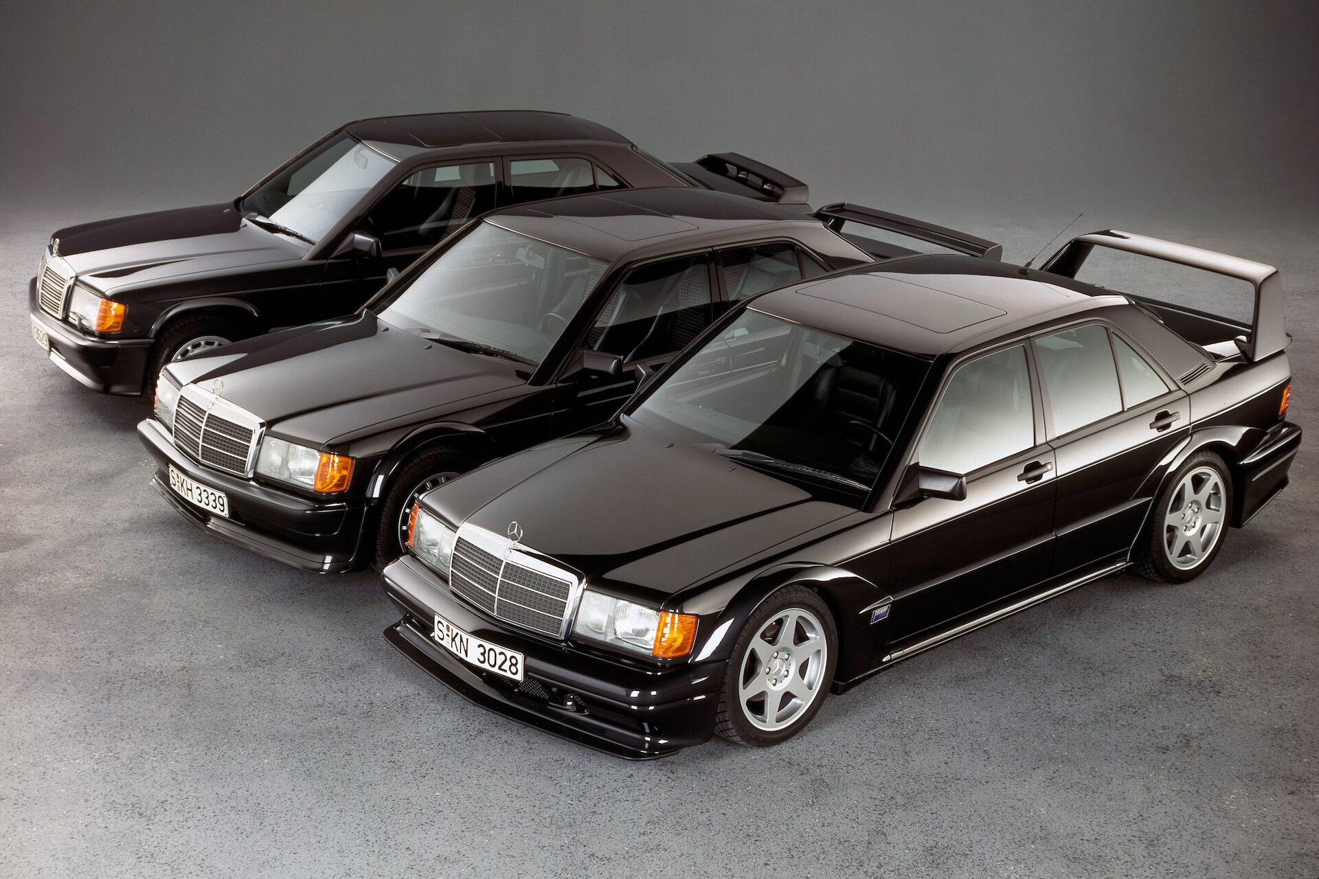 Mercedes-Benz Kompaktklasse Limousinen der Baureihe W 201 mit 2,5-Liter-16-Ventilmotor. Von links hinten nach rechts vorn: 190 E 2.5-16 (Produktionszeitraum 1988 bis 1993), 190 E 2.5-16 Evolution (Produktionszeitraum 1989) und 190 E 2.5-16 Evolution II (Produktionszeitraum 1990). Studioaufnahme. (Fotosignatur der Mercedes-Benz Classic Archive: D90F160) Mercedes-Benz compact class Saloons of the W 201 model series with 2.5-litre 16-valve engine. From rear left to front right: 190 E 2.5-16 (production period 1988 to 1993), 190 E 2.5-16 Evolution (production period 1989) and 190 E 2.5-16 Evolution II (production period 1990). Studio shot. (Photo signature in the Mercedes-Benz Classic archives: D90F160)