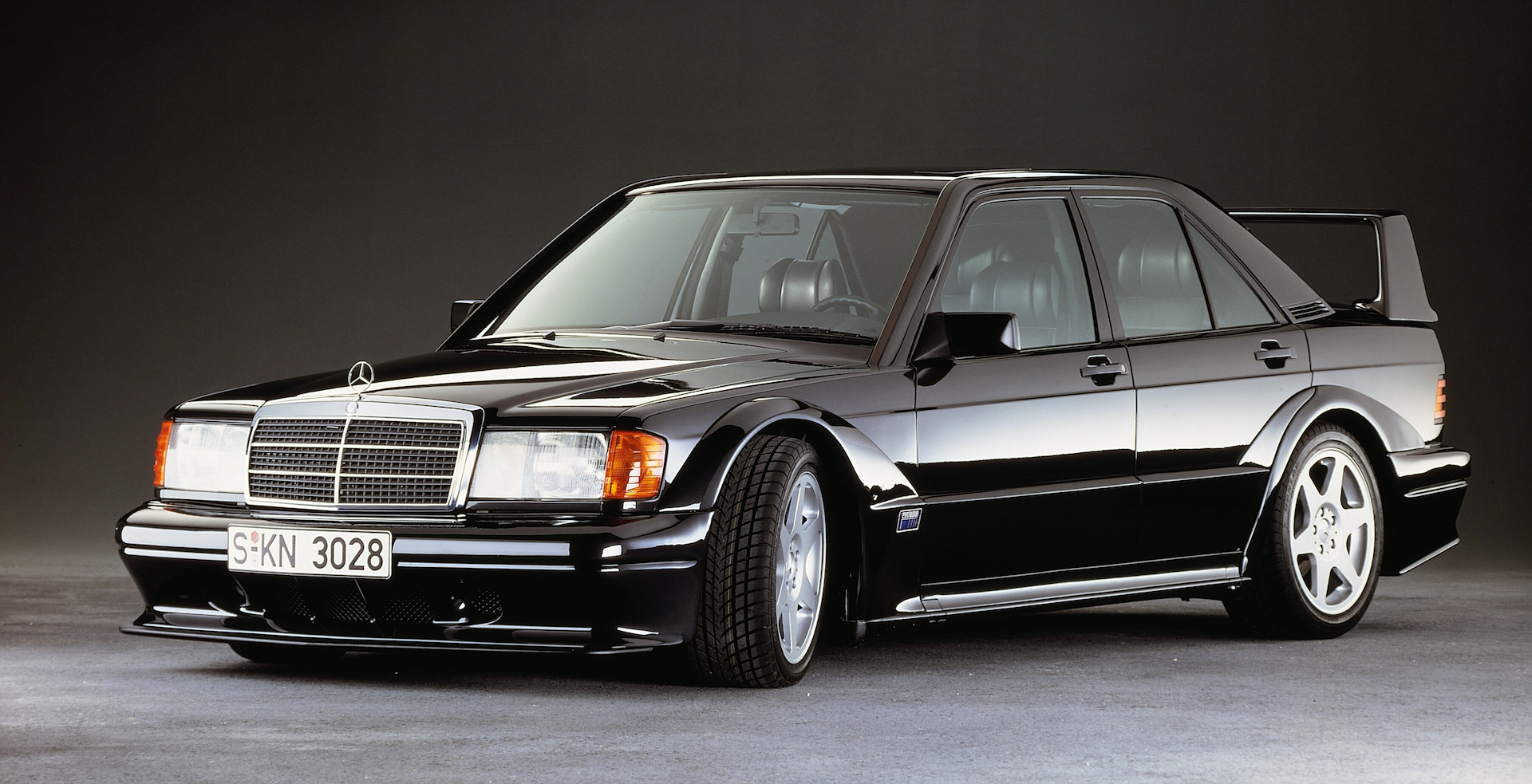 Mercedes-Benz 190 E 2.5-16 Evolution II der Baureihe W 201 mit 173 kW (235 PS) Leistung (Produktionszeitraum 1990). Studioaufnahme von links vorn. (Fotosignatur der Mercedes-Benz Classic Archive: D90F163) Mercedes-Benz 190 E 2.5-16 Evolution II of the W 201 model series with 173 kW (235 hp) output (production period 1990). Studio shot from front left. (Photo signature in the Mercedes-Benz Classic archives: D90F163)