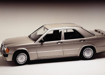 Ein wahres Kultfahrzeug: Der 190 E 2.3-16, liebevoll "Baby-Benz" getauft. A true cult vehicle: the 190 E 2.3-16, affectionately christened the "Baby Benz".