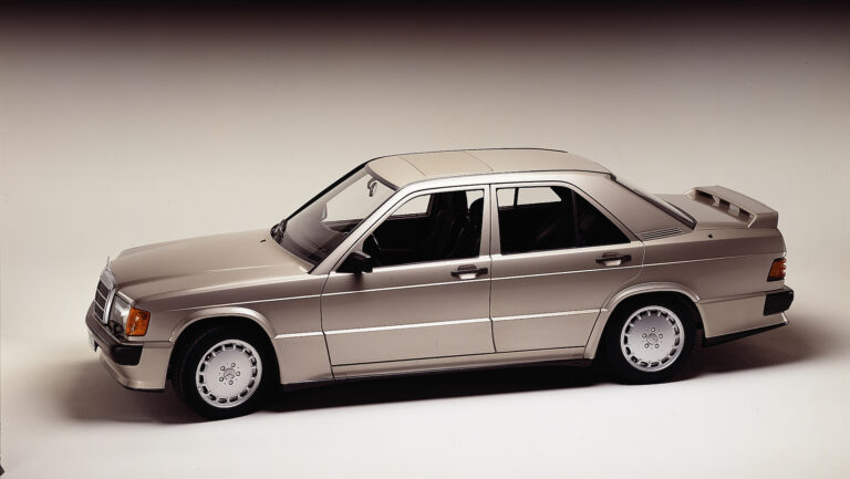 Ein wahres Kultfahrzeug: Der 190 E 2.3-16, liebevoll "Baby-Benz" getauft. A true cult vehicle: the 190 E 2.3-16, affectionately christened the "Baby Benz".