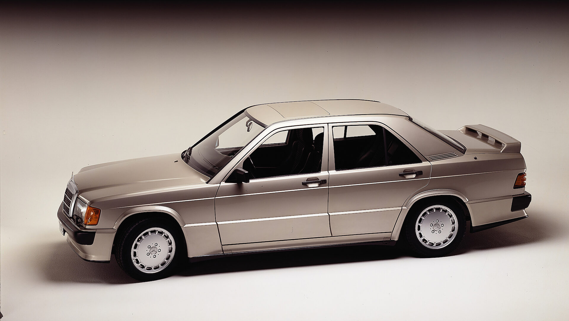Ein wahres Kultfahrzeug: Der 190 E 2.3-16, liebevoll "Baby-Benz" getauft. A true cult vehicle: the 190 E 2.3-16, affectionately christened the "Baby Benz".