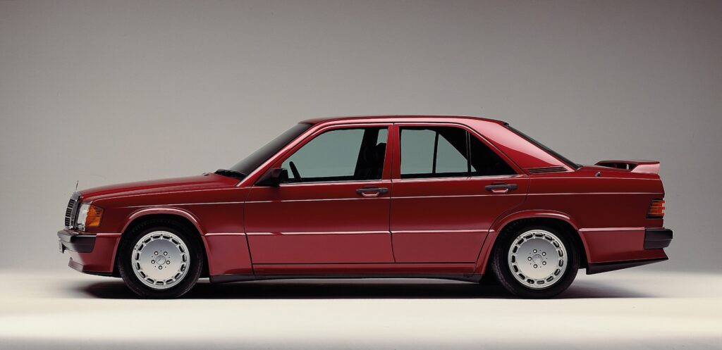 Mercedes-Benz 190 E 2.5-16 (1988 bis 1993) der Baureihe 201, Seitenansicht von links. Mercedes-Benz 190 E 2.5-16 (1988 to 1993) of the 201 series, left side view.