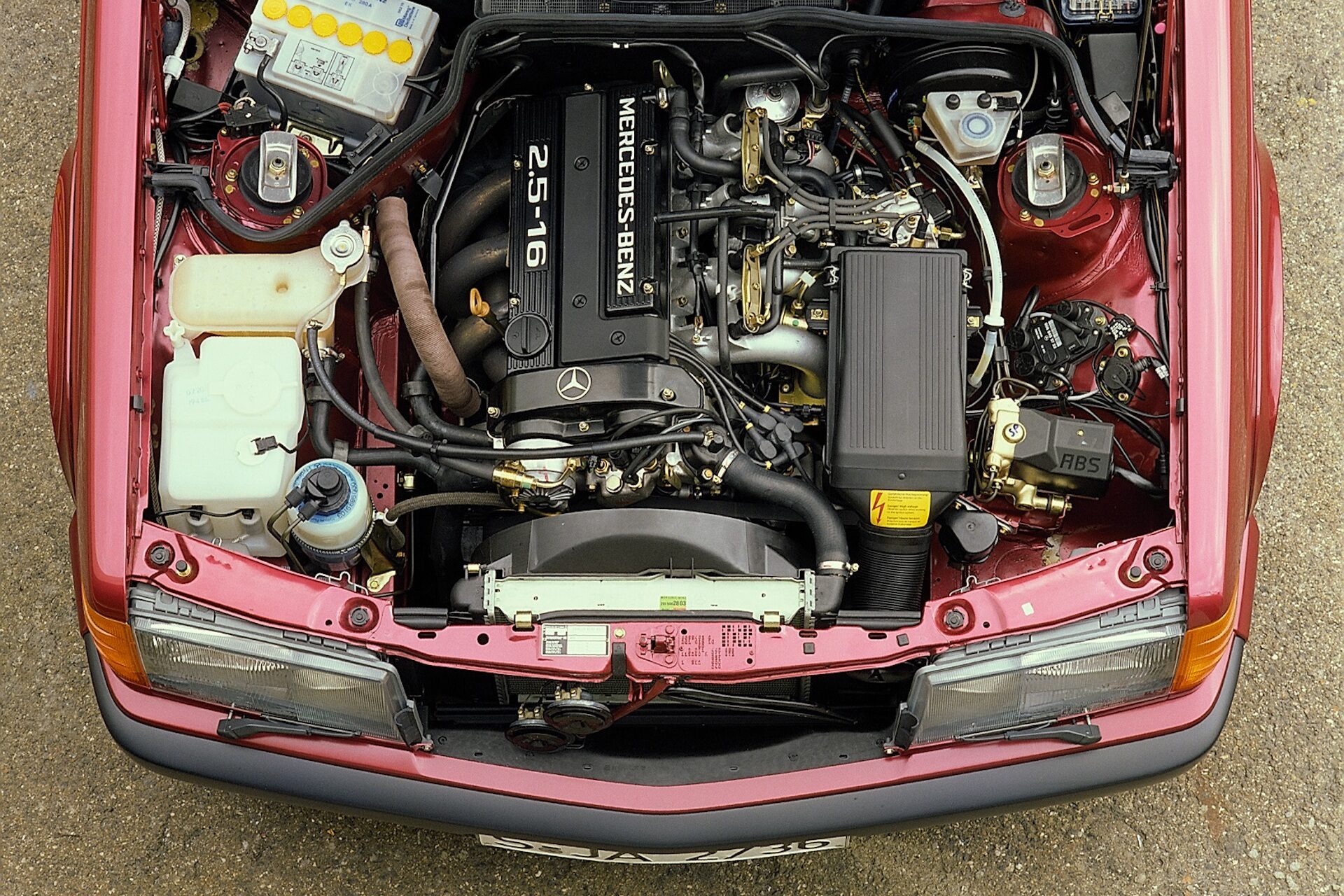 Mercedes-Benz 190 E 2.5-16 (1988 bis 1993) der Baureihe 201, Blick in den Motorraum. Mercedes-Benz 190 E 2.5-16 (1988 to 1993) of the 201 series, engine compartment.