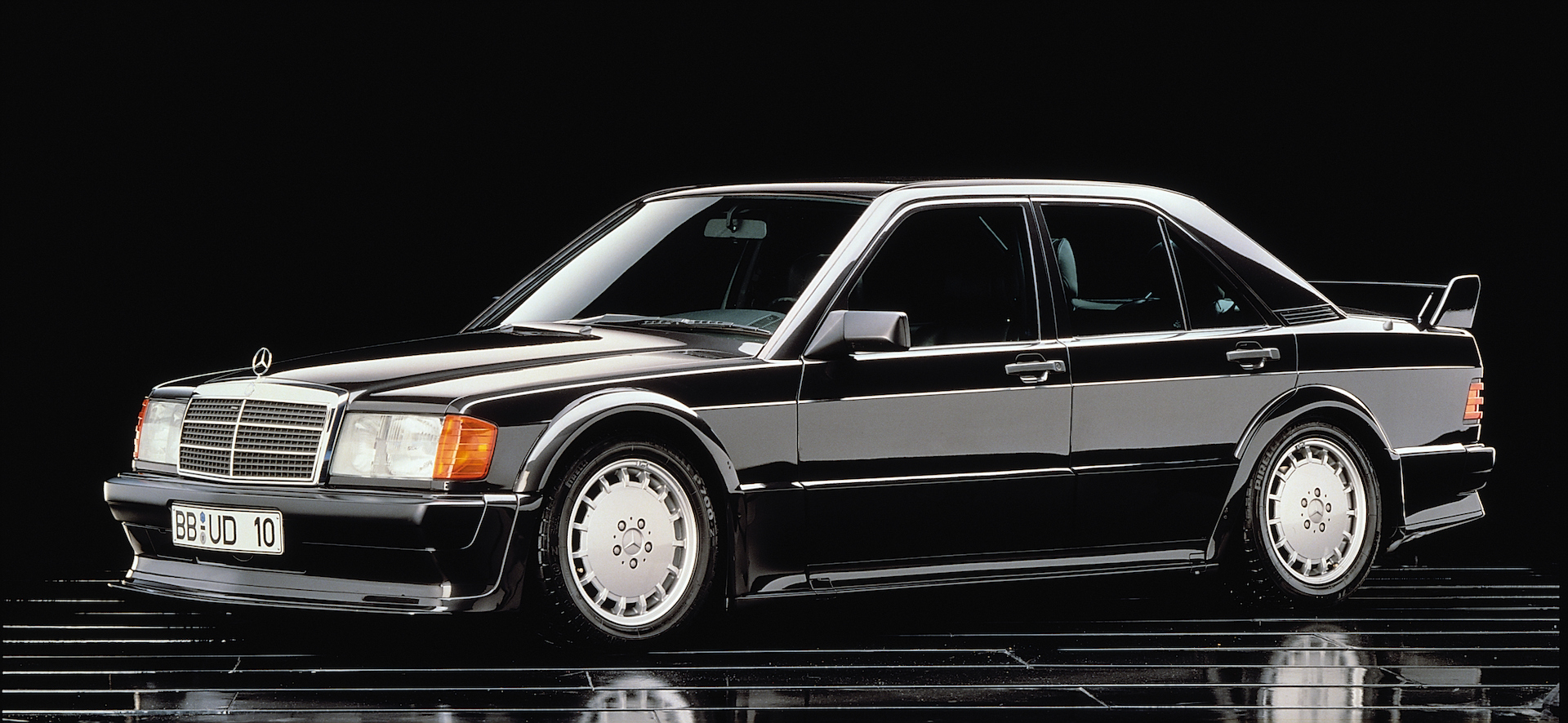 Hochleistungslimousine Mercedes-Benz 190 E 2.5-16 Evolution (W 201). Foto aus dem Jahr 1989. Mercedes-Benz 190 E 2.5-16 Evolution (W 201) high-performance saloon. Photo from 1989.