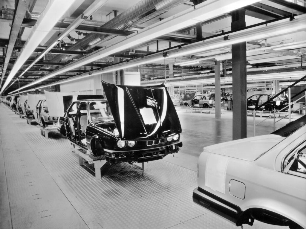 Assembly line for the second-generation BMW 3 Series (E30) at the BMW Group plant Regensburg (1987)