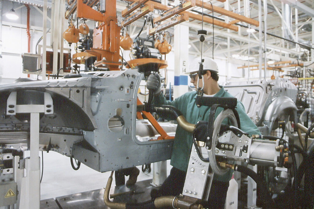 Body construction of a third-generation BMW 3 Series (E36) at the BMW plant Spartanburg , USA (1994)