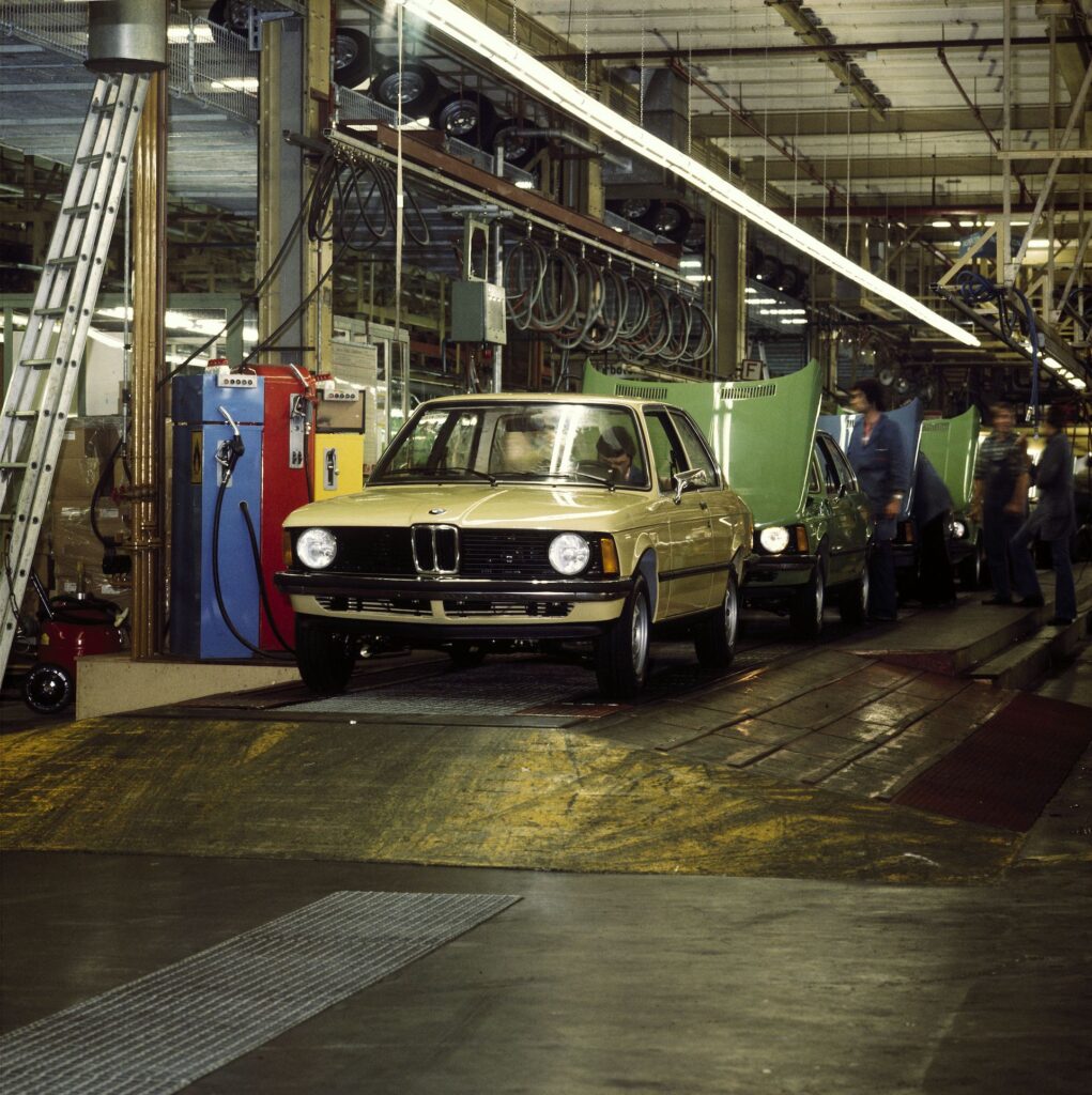 Inspection work on a BMW 3 Series on the final assembly line at plant Munich (1975)
