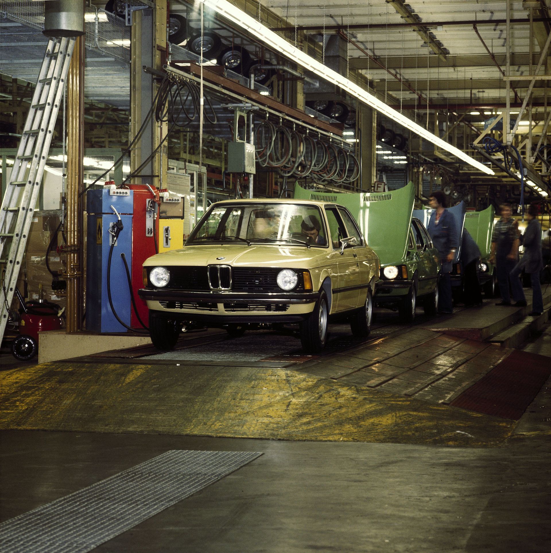 Inspection work on a BMW 3 Series on the final assembly line at plant Munich (1975)