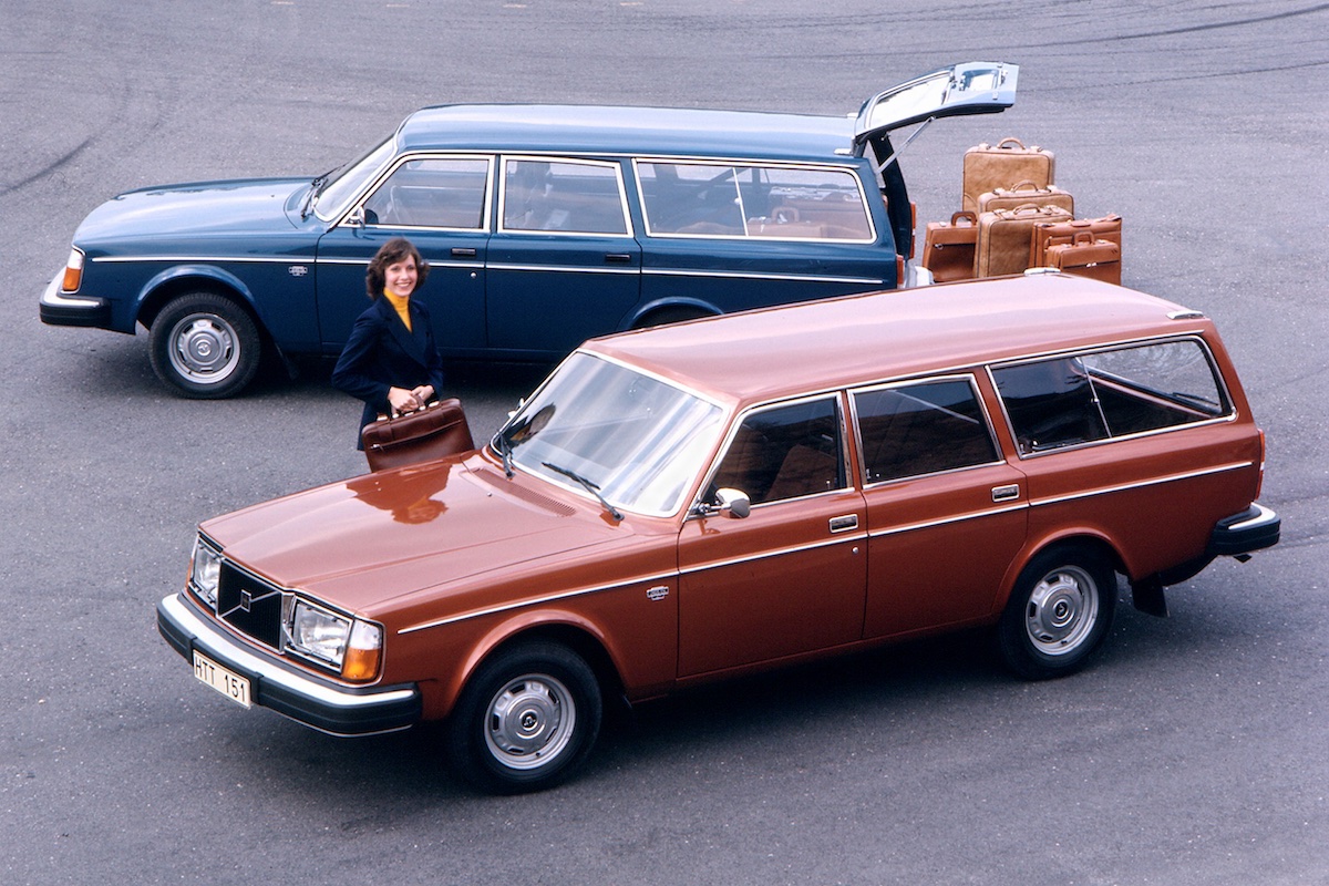 Two Volvo 245s parked next to each other
