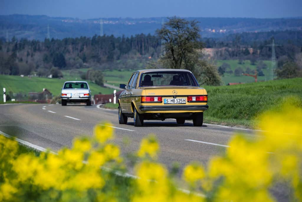 Mercedes-Benz 230 der Baureihe 123. Fahraufnahme von hinten. (Fotosignatur der Mercedes-Benz Classic Archive: D290759) Mercedes-Benz 230 of the 123 model series. Driving shot from rear. (Photo index number in the Mercedes-Benz Classic Archive: D290759)
