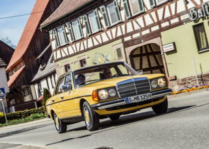 Mercedes-Benz 230 der Baureihe 123. Genreaufnahme von rechts vorn. (Fotosignatur der Mercedes-Benz Classic Archive: D291349) Mercedes-Benz 230 of the 123 model series. Genre shot from front right. (Photo index number in the Mercedes-Benz Classic Archive: D291349)
