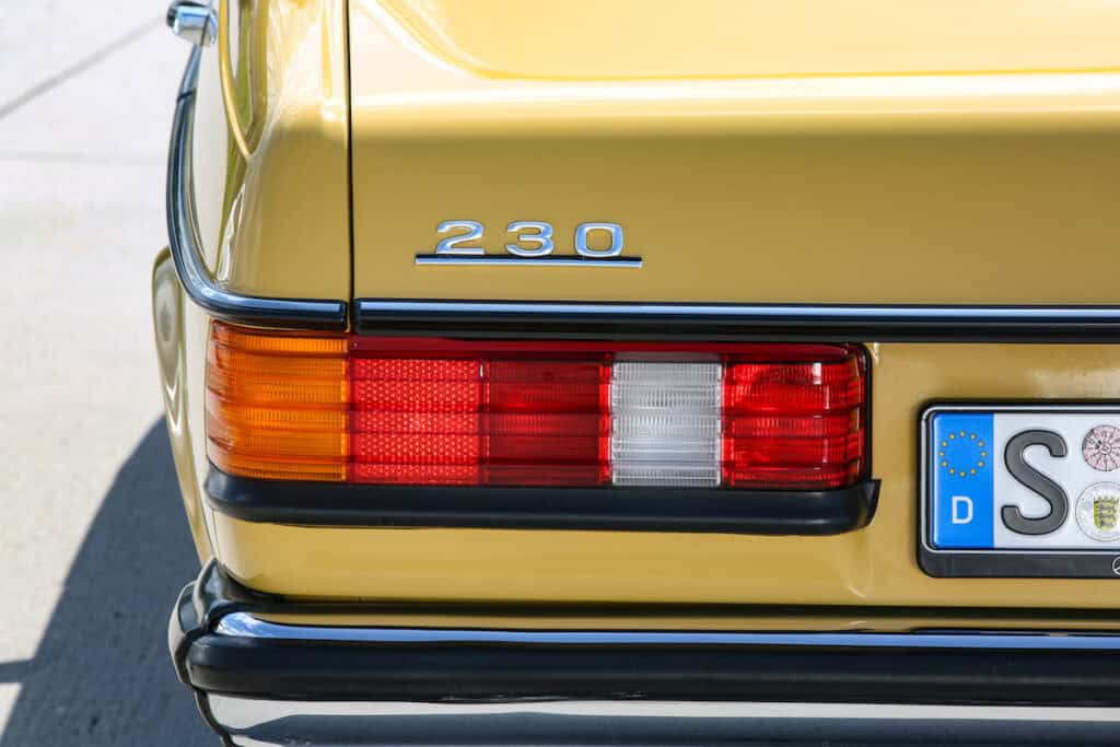 Mercedes-Benz 230 der Baureihe 123. Detailaufnahme von hinten mit Typbezeichnung auf dem Heckdeckel. (Fotosignatur der Mercedes-Benz Classic Archive: D290785) Mercedes-Benz 230 of the 123 model series. Detailed view from rear with badge on the boot lid. (Photo index number in the Mercedes-Benz Classic Archive: D290785)