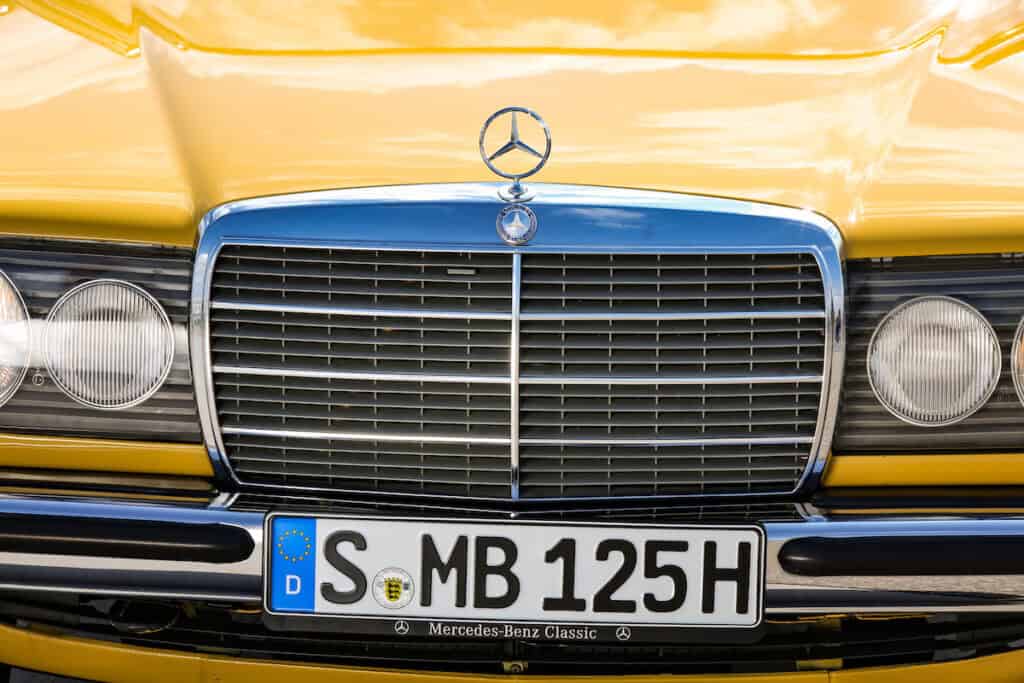 Mercedes-Benz 230 der Baureihe 123. Detailaufnahme von vorn mit ikonischem Mercedes-Grill. (Fotosignatur der Mercedes-Benz Classic Archive: D290784) Mercedes-Benz 230 of the 123 model series. Detailed view from front with iconic Mercedes grille. (Photo index number in the Mercedes-Benz Classic Archive: D290784)