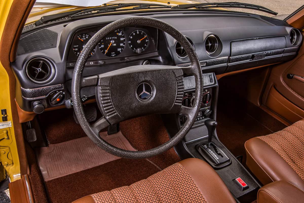 Mercedes-Benz 230 der Baureihe 123. Detailaufnahme des Cockpits von links. (Fotosignatur der Mercedes-Benz Classic Archive: D290446) Mercedes-Benz 230 of the 123 model series. Detailed view of cockpit from left. (Photo index number in the Mercedes-Benz Classic Archive: D290446)