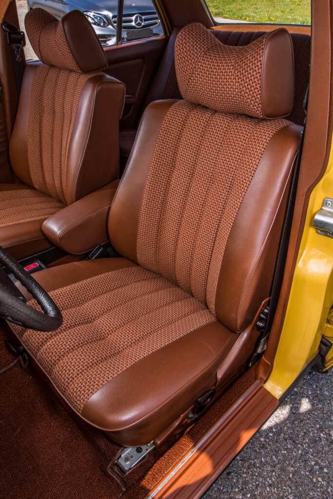 Mercedes-Benz 230 der Baureihe 123. Detailaufnahme des Fahrersitzes. (Fotosignatur der Mercedes-Benz Classic Archive: D290450) Mercedes-Benz 230 of the 123 model series. Detailed view of driver’s seat. (Photo index number in the Mercedes-Benz Classic Archive: D290450)