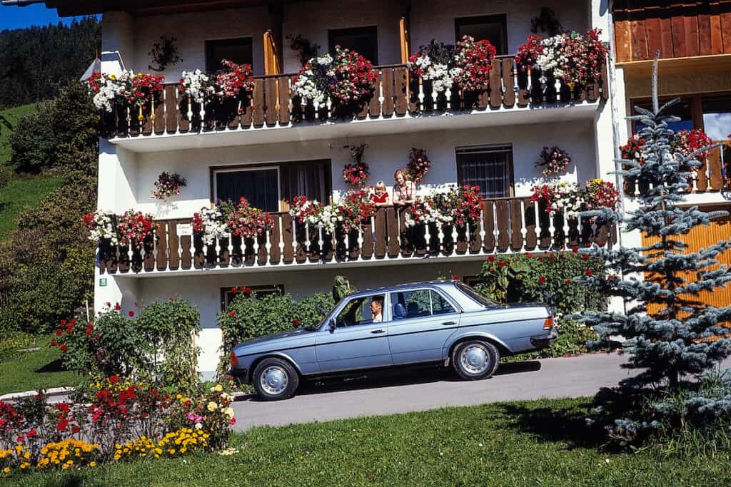 Mercedes-Benz Limousine der Baureihe 123. Zeitgenössisches Genrebild aus dem Jahr 1979. (Fotosignatur der Mercedes-Benz Classic Archive: 79F66) Mercedes-Benz Saloon of the 123 model series. Contemporary genre shot from the year 1979. (Photo index number in the Mercedes-Benz Classic Archive: 79F66)
