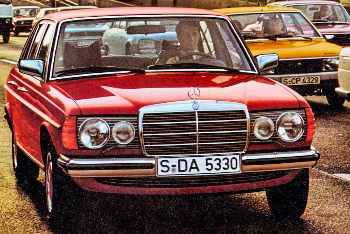 Mercedes-Benz Limousine der Baureihe 123. Zeitgenössisches Genrebild. (Fotosignatur der Mercedes-Benz Classic Archive: 1998DIG107) Mercedes-Benz Saloon of the 123 model series. Contemporary genre shot. (Photo index number in the Mercedes-Benz Classic Archive: 1998DIG107)