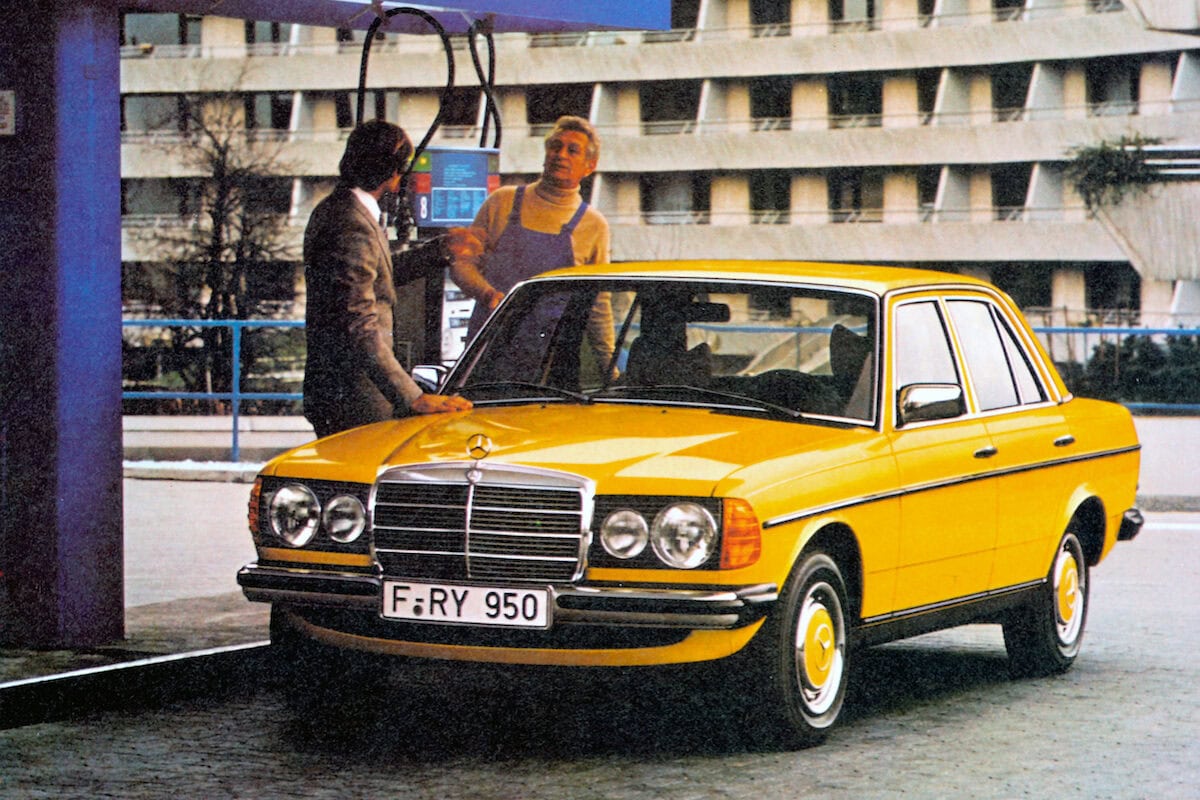 Mercedes-Benz Limousine der Baureihe 123. Zeitgenössisches Genrebild. (Fotosignatur der Mercedes-Benz Classic Archive: 1998DIG100) Mercedes-Benz Saloon of the 123 model series. Contemporary genre shot. (Photo index number in the Mercedes-Benz Classic Archive: 1998DIG100)